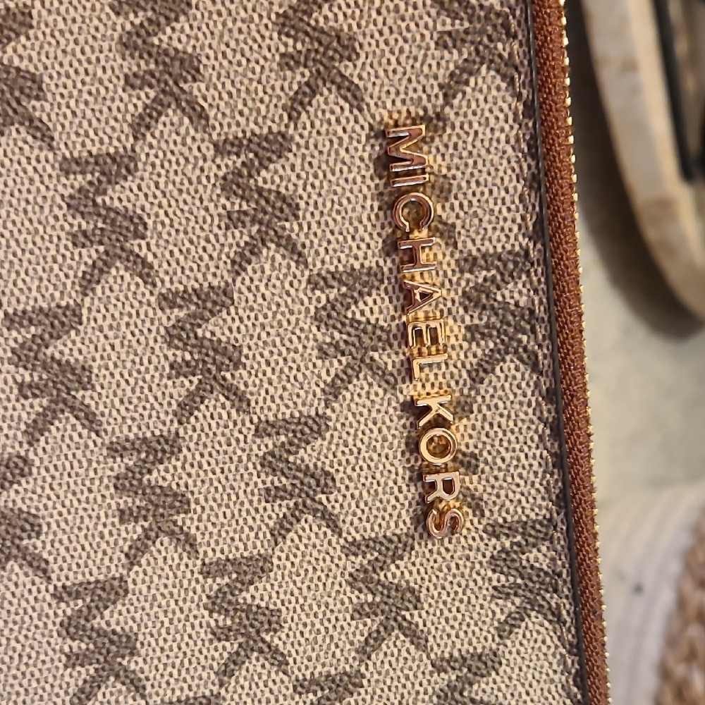 Michael Kors Monogram Beige and Brown Clutch _ Wrislet - Picture 2 of 6
